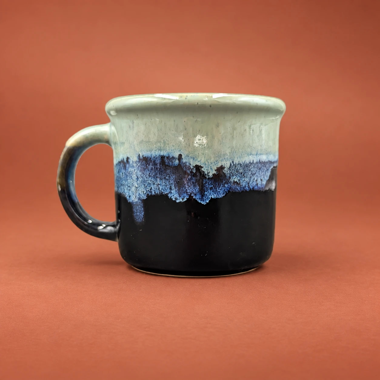 Taza · crema, azul y negro