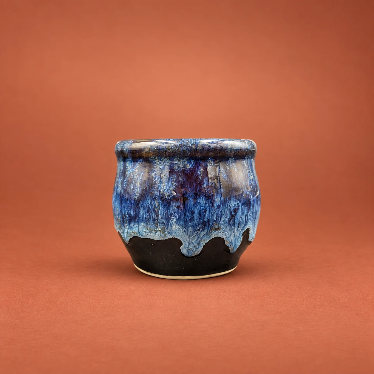 Cuenco · azul sobre negro